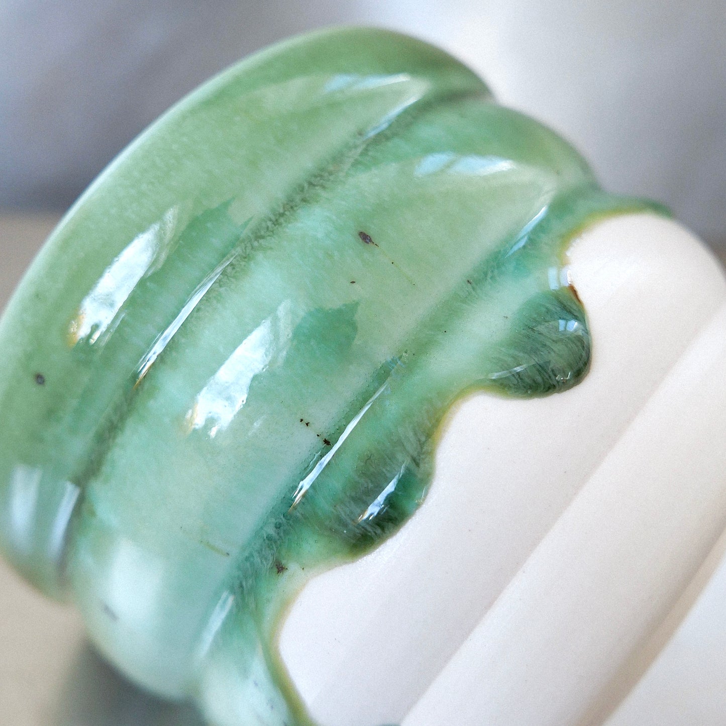 moss green porcelain wavy mug (260 ml)